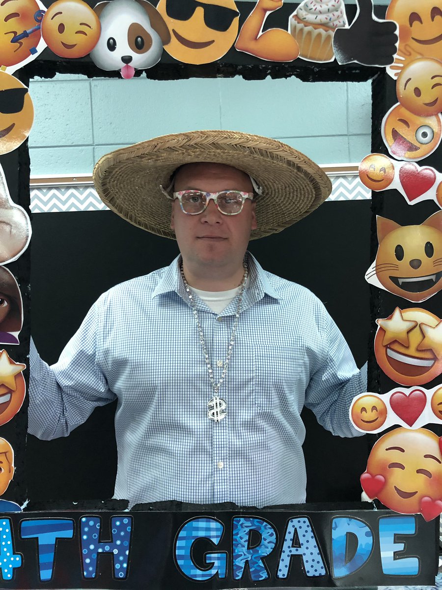 MP4teacher's tweet photo. Getting ready to rock the 4th grade MP photo booth this afternoon! 📸😂 @caitlinemcclure @mpqripon #riponwiproud #ripon4th https://t.co/4fHR7MHa5H
