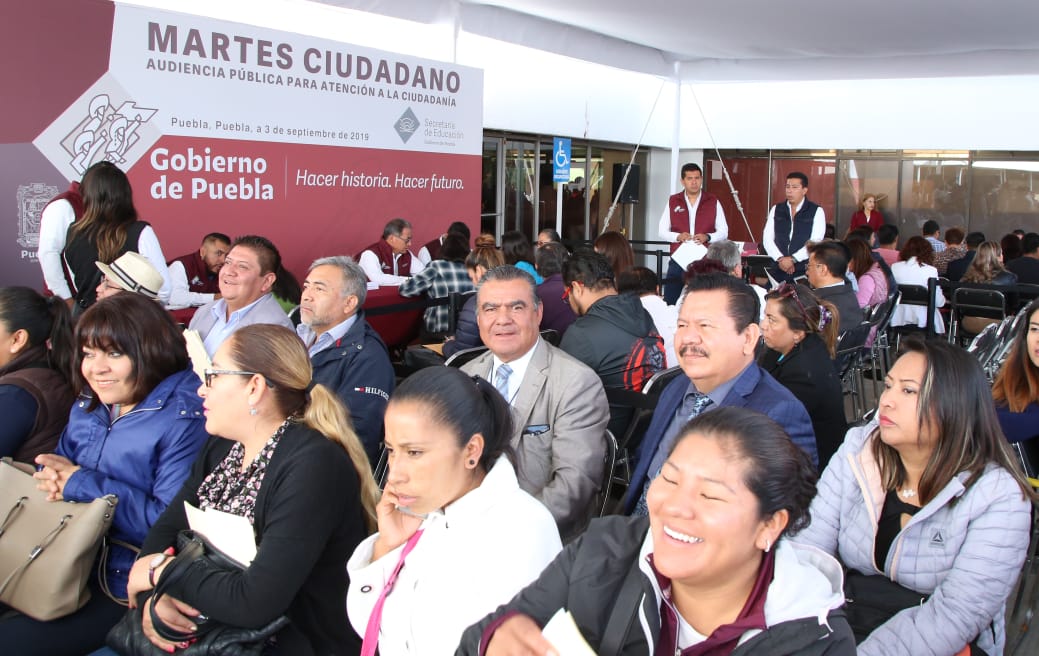 SEPGobPue's tweet photo. El secretario, @MelitonLozano, acompañado de su equipo de trabajo, atienden personalmente   a maestros y padres de familia durante las #JornadasDeAtenciónCiudadana. https://t.co/NzOiSdlYGs