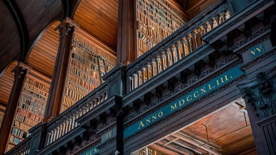 KensingtonTours's tweet image. Garnering some very #bookish feels at #TrinityCollegeLibrary as the start of school is well underway for some. This gorgeous library is home to 200,000 books and the 8th century #bookofkells, arguably one of the most beautifully illustrated books in the world. 
📸 @rgoldoni_