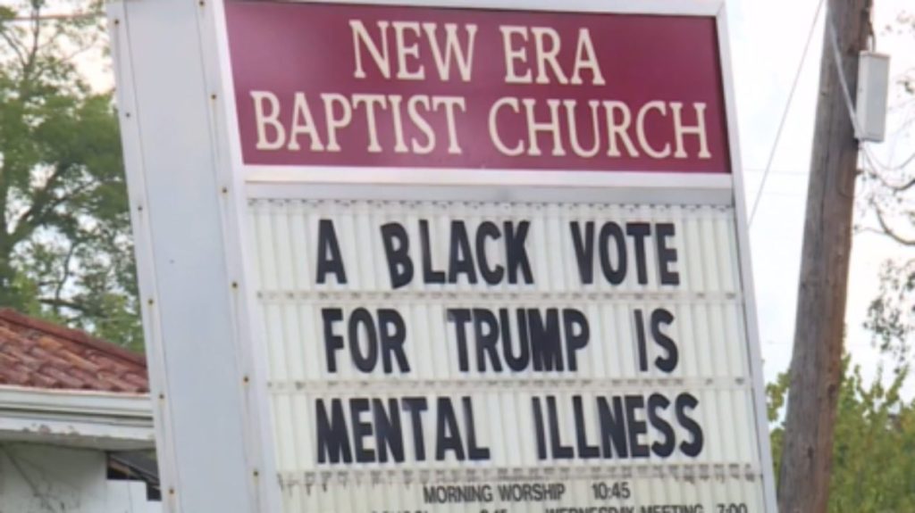 oi_negro's tweet photo. Os controversos sinais de uma igreja dizem: “Um voto negro para Trump é doença mental” https://t.co/jouwLMK8Fv https://t.co/mvjN9ytDNS