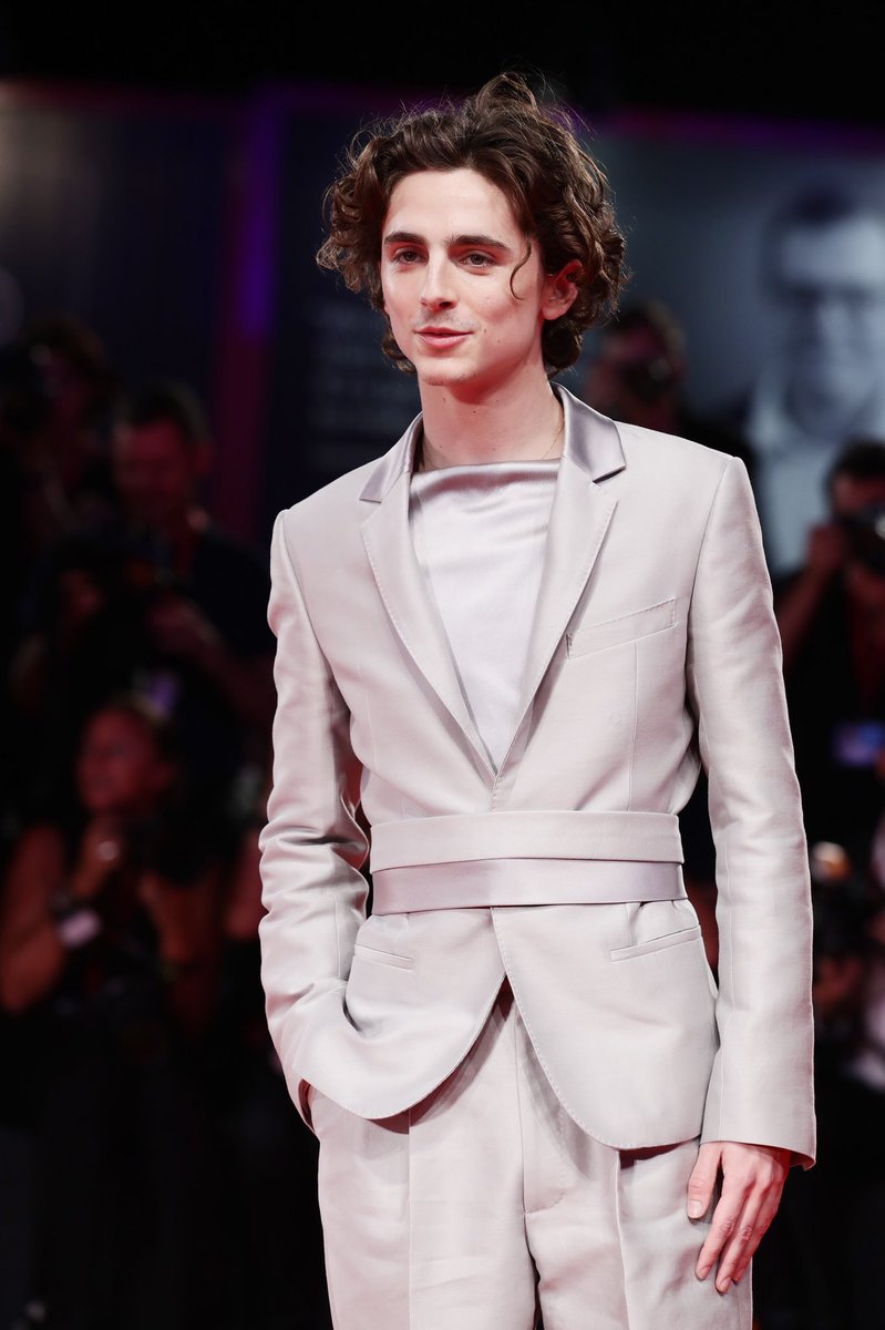 PreviouslyPinks's tweet photo. #TimotheeChalamet

📸 NOVEDAD 📸

¿Podemos apreciar el look de Timothée anoche para el #VeniceFilmFestival?

El actor fue con un traje de Haider Ackerman para la promoción de #TheKing y nos deja total y absolutamente enamoradas 😍 https://t.co/yt25aHCzQY