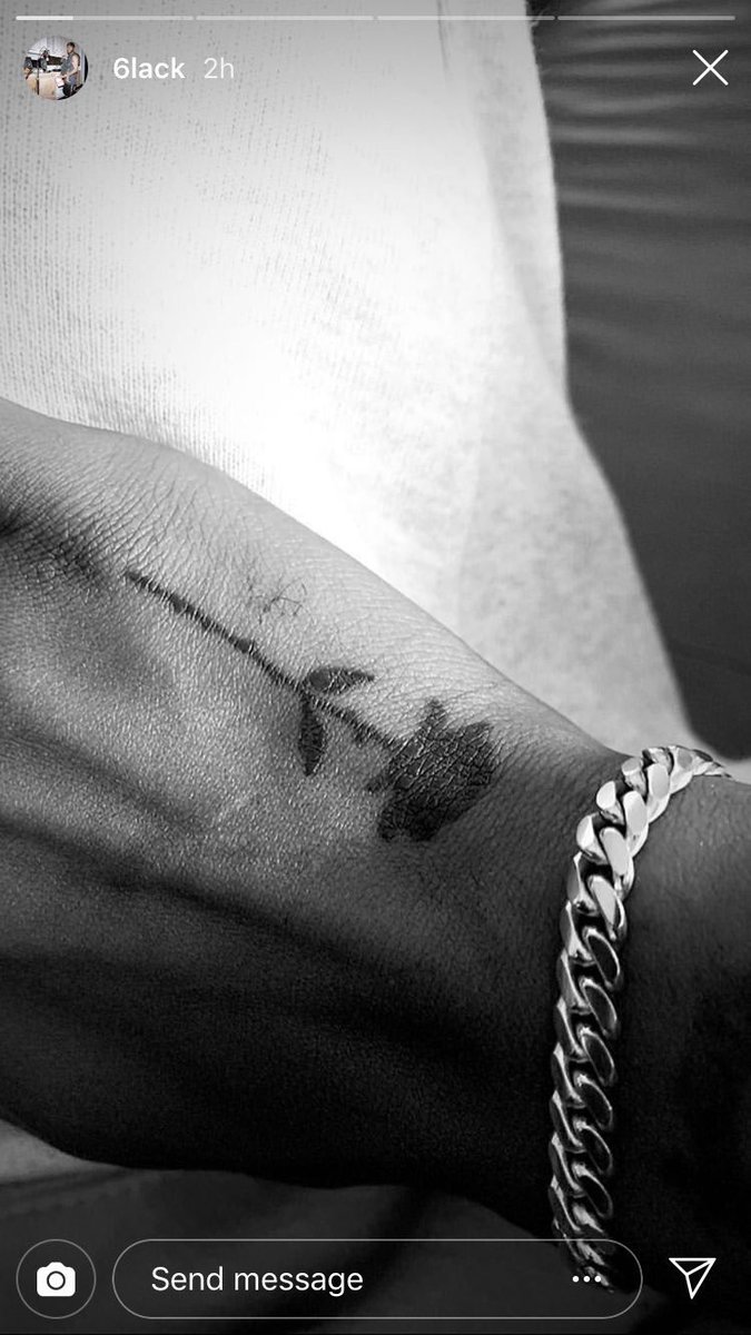 tattoo #28 se lo hizo el 23.02.19 en la mano derecha. decidió hacérselo para que se viera cuando usara el micrófono en su tour. el 02.03.19 6lack (cantante con el que colaboró en inuim) se hizo un tatuaje muy parecido. de todas formas, hasta ahora no se sabe el significado real.