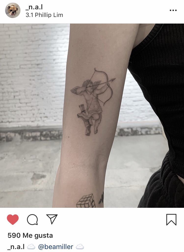 tattoo #29 se lo hizo en su brazo derecho. se lo vio por primera vez el 21.06.19 en el firefly music festival. el 01.07.19 su tatuador subió la segunda foto a su instagram. no se sabe exactamente la fecha en la que se lo hizo ni su significado.