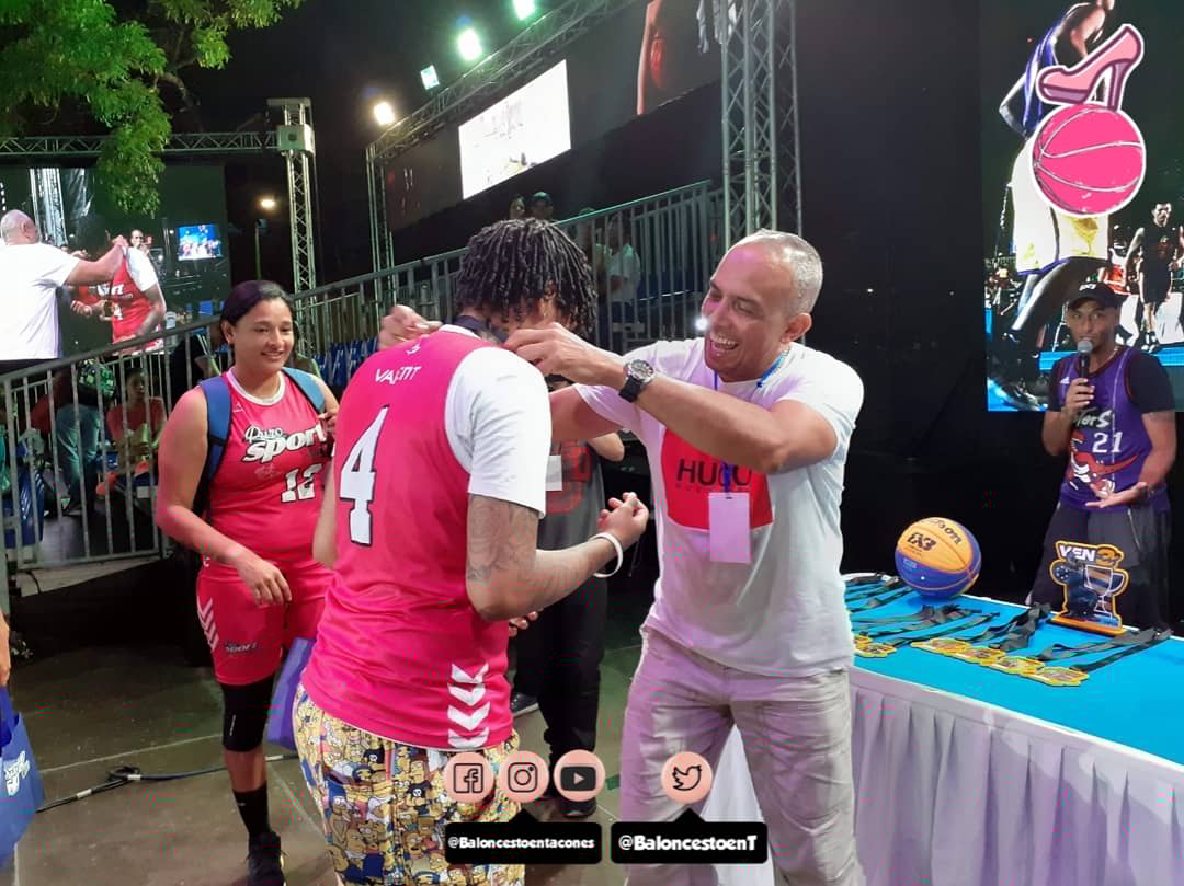 BaloncestoenT's tweet photo. Jabón Puro Sport Women CAMPEONAS 🏀👠 del #Ven3 2019 en la categoría femenina ⠀⠀⠀⠀
Con un promedio de 21.3 puntos y un récord (6G-0P) acumularon 128 puntos durante el torneo. ⠀⠀⠀⠀
⠀⠀⠀⠀⠀
#JuntosSomosMas
#FIBA3x3 https://t.co/b1IFBChPO8