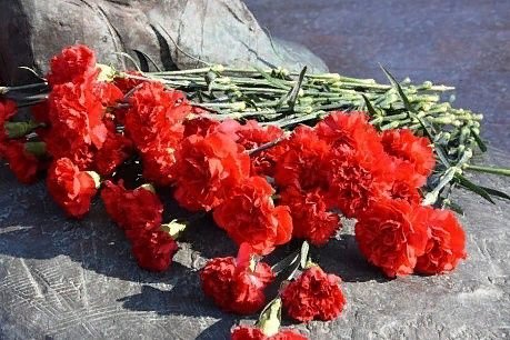 Митинг, посв. памяти жертв теракта в Беслане. Композиции "Беслан" (Трио "ШАНС") и "Верните память "(Арина Титова).
МЫ ПОМНИМ БЕСЛАН и СКОРБИМ!