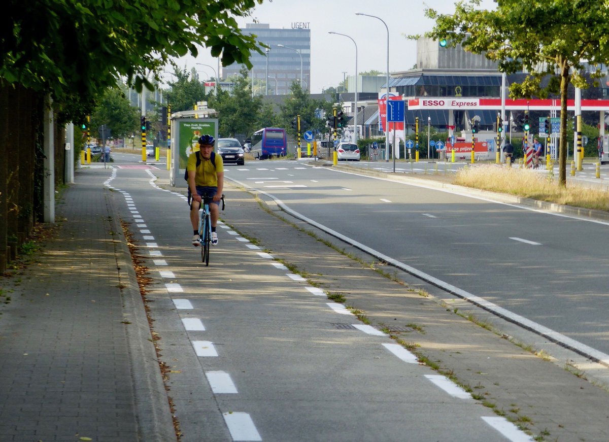 tonypitman's tweet photo. A wonderful, protected bike lane in Ghent, Belgium. We need a whole network of these in Melbourne, 
@cityportphillip, @cityofmelbourne and @VicGovDoT. 
@JacintaAllanMP #melbournecycling #bikelanes 
@MoreBikeLanes @bikemelbourne @IcycleMEL @bicycle_network @PortPhillipBUG https://t.co/rjiyGcG1EO