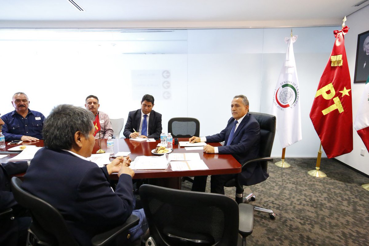 Esta tarde, <a href="/SenJoelPadilla/">Senador Joel Padilla</a> recibió en el <a href="/senadomexicano/">Senado de México</a>  a un grupo de representantes mineros, quienes lo convocaron a la Convención Nacional de Concesionarios y Empresarios Mineros de México, que se llevará a cabo el próximo 7 de septiembre en #Querétaro.