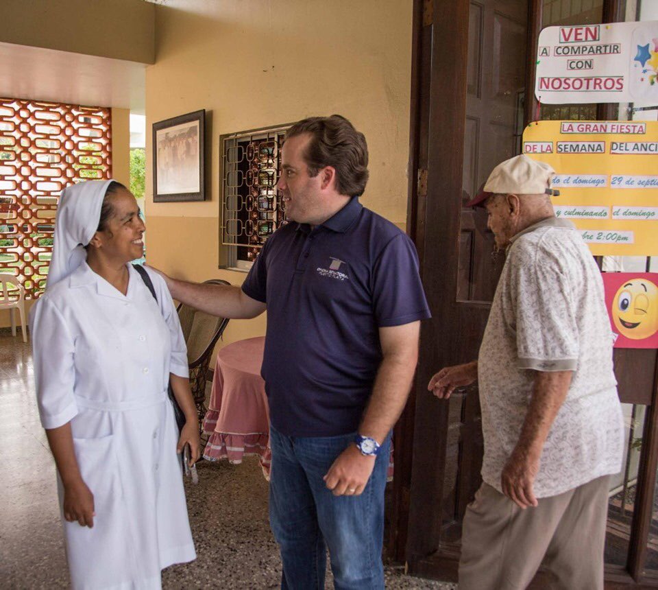 SenaduriaPtoPta's tweet photo. Senador @JosePaliza hace entrega de medicamentos, material gastable y útiles escolares a instituciones benéficas de Puerto Plata
#PuertoPlata 

Página Web : https://t.co/IT4R0gmyQr https://t.co/znfE0W0CWi