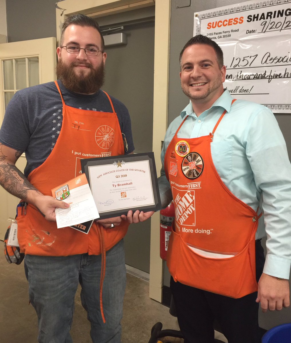 That’s right! You’re looking at the New Associate Coach of the Quarter being recognized by SM Josh <a href="/HdShultz/">Joshua Shultz HD</a> @HRJohnH @SRaymond1263
