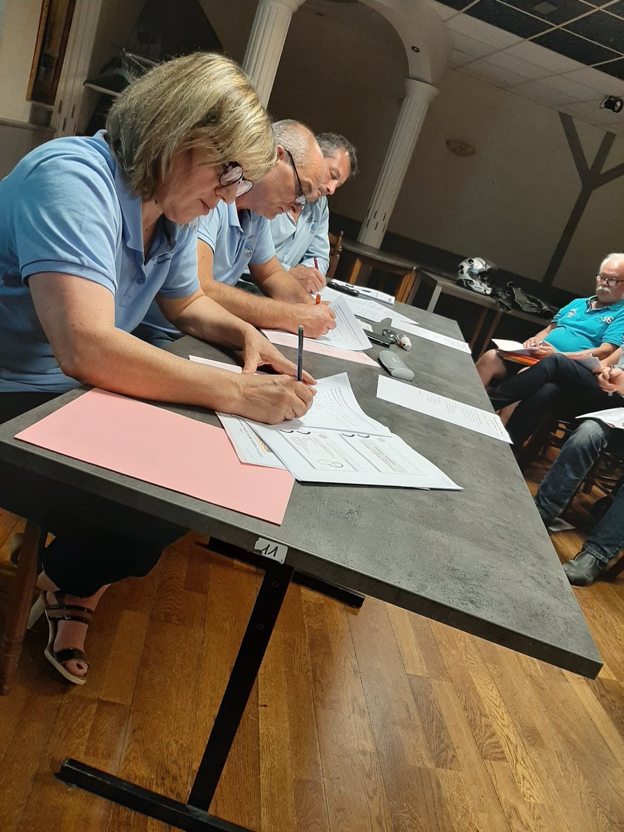 FDSEA56's tweet photo. A la #fdsea56 les responsables ont plein d'idées pour tjrs mieux défendre les agris. Parfois il faut écrire les choses pour mieux les mettre en œuvre 😉 @FrankGuehennec @MaLuherne56 @FranckPellerin https://t.co/qYhLDYx5iV