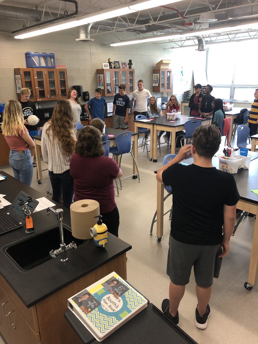 Rebelmentors's tweet photo. Rebel Grow Freshmen are meeting their new classmates! #mentorsrock #studentled https://t.co/XzGIaR7U5T