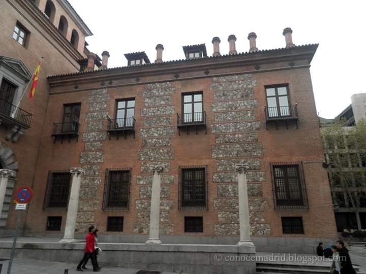 Casa de las Siete Chimeneas
Es el más antiguo y mejor ejemplo de la arquitectura residencial madrileña de los siglos XVI y XVII, aunque ha sufrido diversas alteraciones a lo largo de los siglos.
En 1958 fue restaurada por Chueca Goitia #Madrid