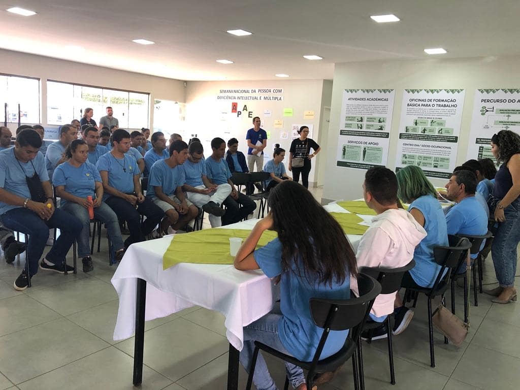 apaedf's tweet photo. Nossos aprendizes começaram o processo de eleição dos seus novos autodefensores. Hoje foi realizado o primeiro debate, na Unidade de Ceilândia. Serão mais três até a eleição no dia 19 de setembro. #eleicoesnaapaedf #autodefensoria #debate #apaedf #ceilândia https://t.co/5NpbZ3pM8B