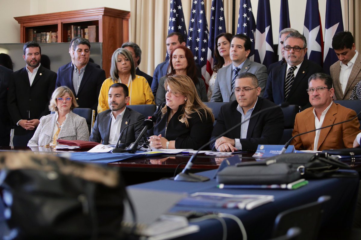 Jenniffer's tweet photo. Quien mueve la economía de Puerto Rico es el sector privado, el gobierno es facilitador; por eso les hago el llamado para juntos continuar trabajando en distintas facetas y temas para traer prosperidad a #PuertoRico https://t.co/A2F4P6a8So