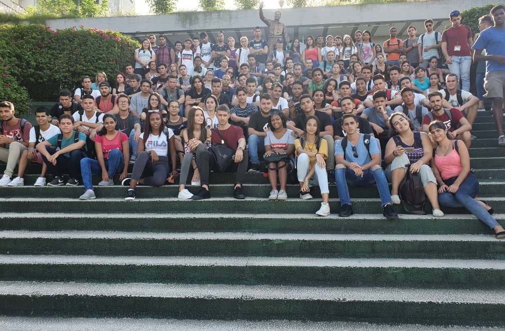 Como parte de la semana de #Familiarización de los estudiantes de #PrimerAño de <a href="/CujaeInf/">Inf_CUJAE</a> se les hizo un recorrido por el @alma_cujae para que conocieran la #Historia de una #Universidad_de_Excelencia #SomosCuba <a href="/DanhizDP/">Danhiz Díaz Pereira</a> <a href="/DiazCanelB/">Miguel Díaz-Canel Bermúdez</a> <a href="/PresidenciaCuba/">Presidencia Cuba 🇨🇺</a> <a href="/AAB_Cuba/">Alicia Alonso Becerra</a> <a href="/CubaMES/">MES</a> <a href="/FeuCuba/">FEU de Cuba</a>
