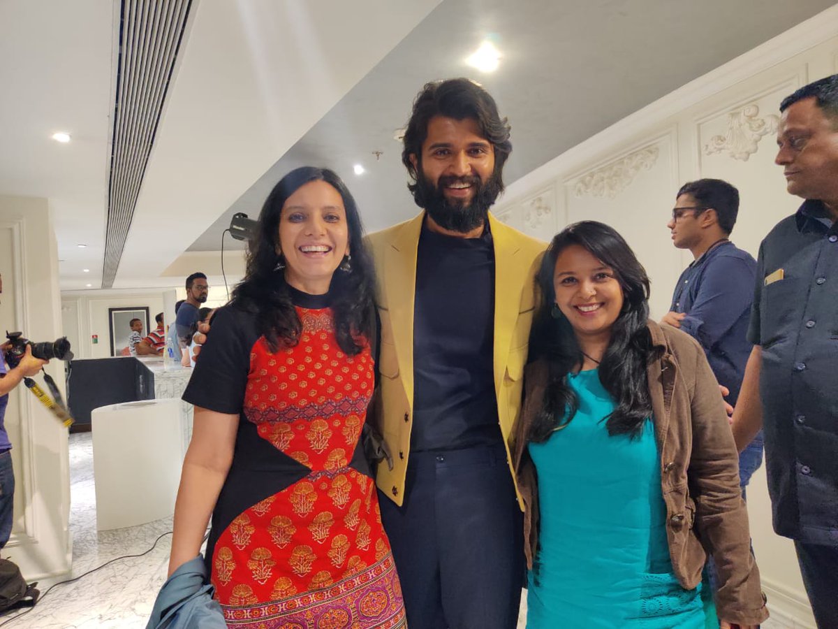 sreeparnas's tweet photo. #DearComradeScreening Compelling performances by @TheDeverakonda & @iamRashmika, an intense love story & a very likeable, soothing soundtrack. And refreshing to see a female lead play a cricketer!
#FCBlockbuster #VijayDeverakonda #RashmikaMandanna #DearComrade https://t.co/C0uJCcldCj