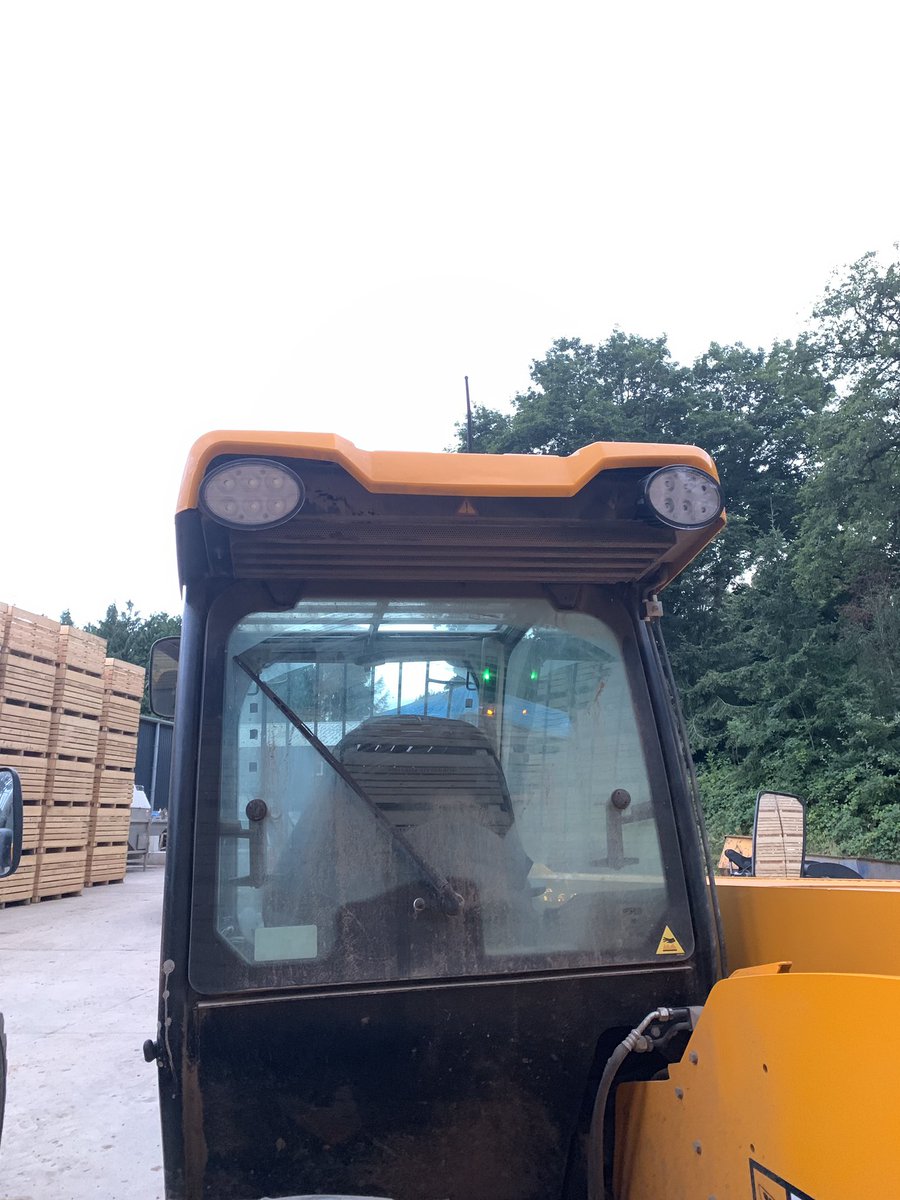 njagservices's tweet photo. A job completed this week, 2 JCB Loadalls with complete LED light conversion. #njproducts #njagriculturalservices #jcbagriculture https://t.co/pUvOElTyeY