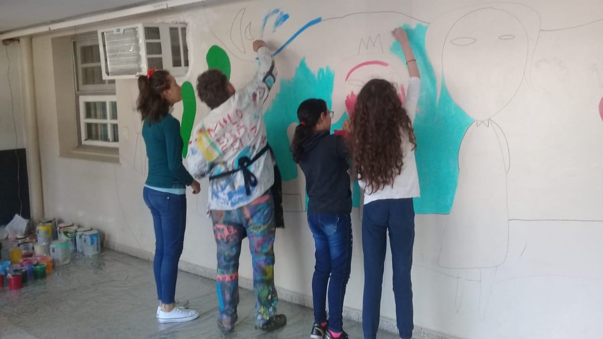 DesarrolloChaco's tweet photo. PINTANDO CON MILO LOCKETT
Adolescentes de los ECA Construyendo Futuro y Sueño de Luz pintaron un mural en el Servicio de Adolescencia del hospital Perrando junto al artista chaqueño Milo Lockett, quien compartió sus técnicas para la realización del mismo. https://t.co/Am020dAGgX