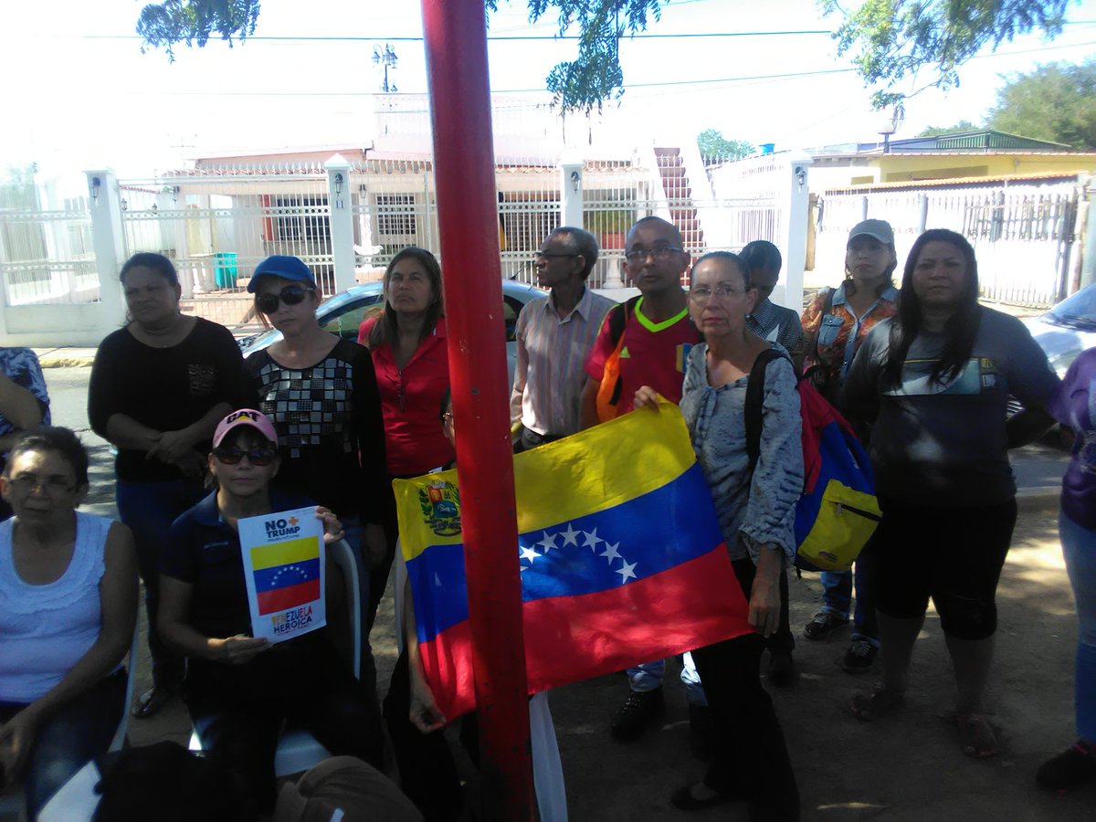 Izquier70859675's tweet photo. Alumnos del Diplomado de estudios políticos del PSUV presentes en la plaza Alí Primera de Coro #NoMasTrump #falconcombate #FalconEnEconomia @HectoRodriguez @betssy_rivero https://t.co/LdOZgSyC2a