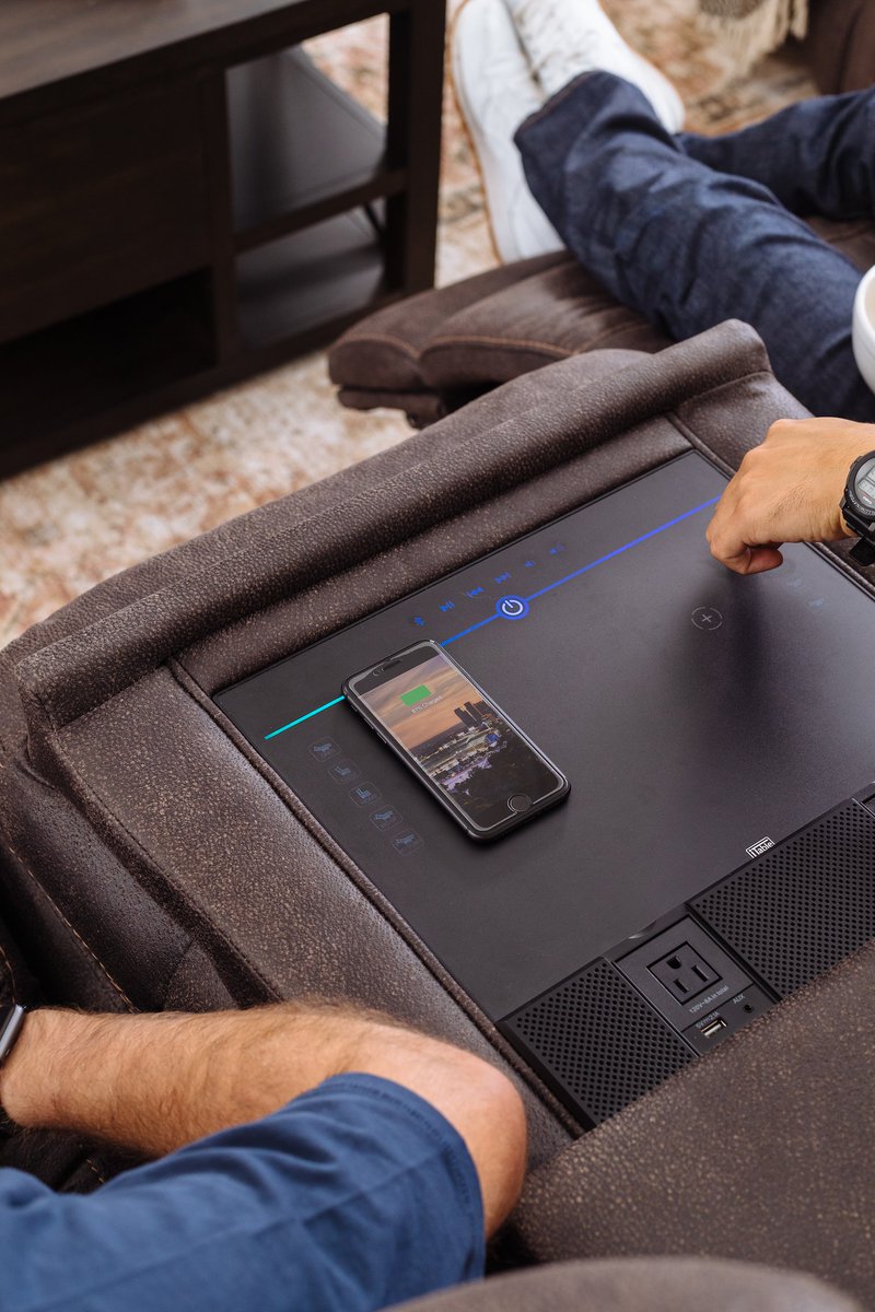 Mathis_Home's tweet photo. A built in wireless phone charging pad in this comfortable and stylish sectional. Game day changer? We think yes! 🤘https://t.co/ks1FSLVQPc

#MathisStyle #YourStyleYourPrice #Gameday #LivingRoom https://t.co/yVRhRj5ONj