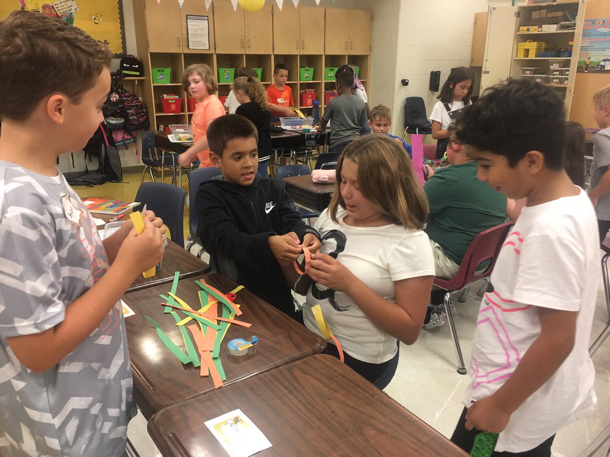 MrsBartley3's tweet photo. #FirstDayOfSchool Paper chain team challenge #McDB25 #McDBulldogs https://t.co/ZL55yQPCBO