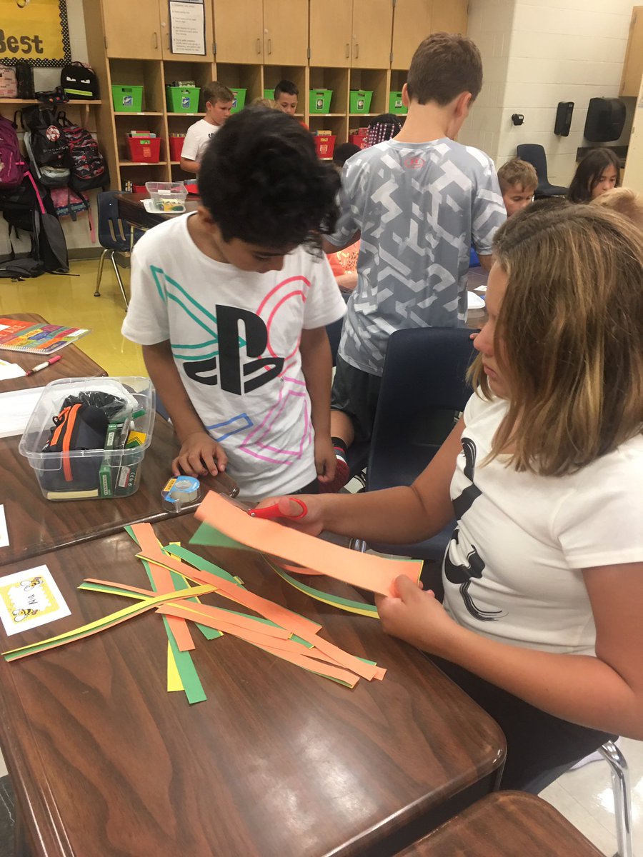 MrsBartley3's tweet photo. #FirstDayOfSchool Paper chain team challenge #McDB25 #McDBulldogs https://t.co/ZL55yQPCBO
