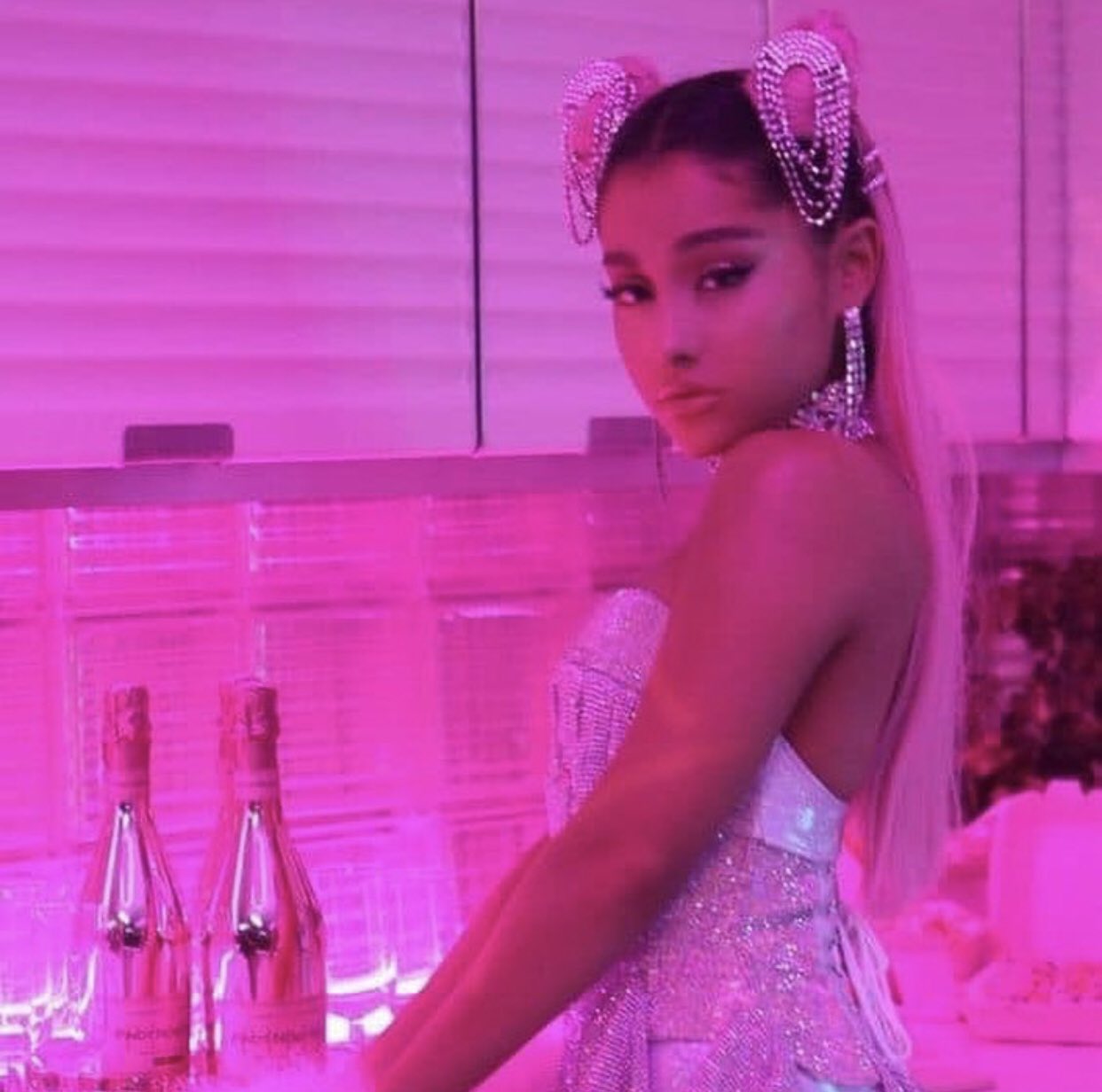 hollywoodgossips on X Ariana Grande sued Forever21 for launching a new collection inspired by 7 rings without her authorization. She is suing for at least 10 million dollars. ArianaGrande 7rings forev...