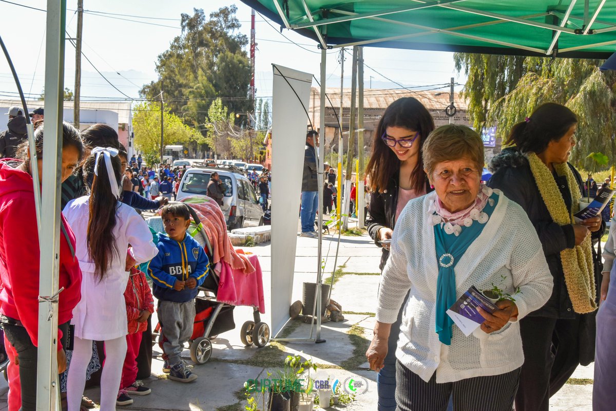 CbrCurtume's tweet photo. ✅ En el Día de la Industria y cumpleaños del pueblo de Nonogasta participamos regalando plantines de nuestro vivero.Seguimos llevando a delante acciones ambientales e inclusivas en nuestra sociedad.🌲#descubricurtumecbr
#odscurtumecbr 
👉https://t.co/jxB3FBiuI4 https://t.co/JCRgBMrccn
