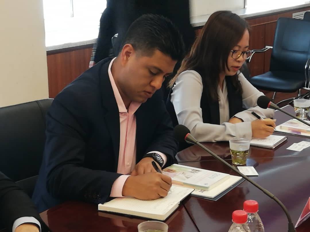 INDeporteVE's tweet photo. ¡RUMBO A TOKIO 2020! 👏🏼🇻🇪 El pasado martes #27Ago el Ministro @pinfantea emprendió una gira por la República Popular de China con la finalidad materializar un esquema de trabajo sólido para continuar robusteciendo la Ruta Tokio 2020. 👉🏻 https://t.co/DRzQ7AjKMu 👈🏻 Somos… https://t.co/JaS9jy9Uml