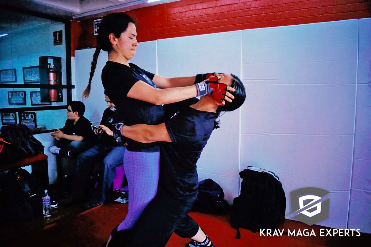 kmexpertsmx's tweet photo. Saber atacar los puntos vulnerables del cuerpo te proporciona una ventaja en una situación de peligro. Los ojos, para defenderte de ciertas amenazas, pudieran ser la única opción.
#kravmagaexperts #tips
#kravmaga https://t.co/EkwCZlPnNJ