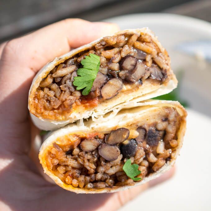 Freezer burritos are the super customizable, anytime, prep ahead nod to your future self. Do 'em a favor. buff.ly/2ScmI7l #veganrecipes #mealprep