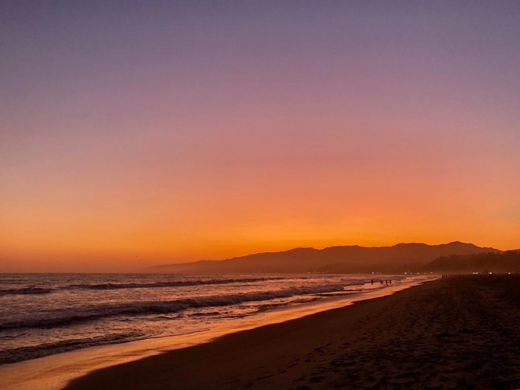 helloEPG's tweet photo. We hope everyone had a beautiful, long Labor Day weekend. Sending you love from Santa Monica, CA. | Sunset captured by @rovlah13 #helloEPG https://t.co/ZiHSYrXuaZ