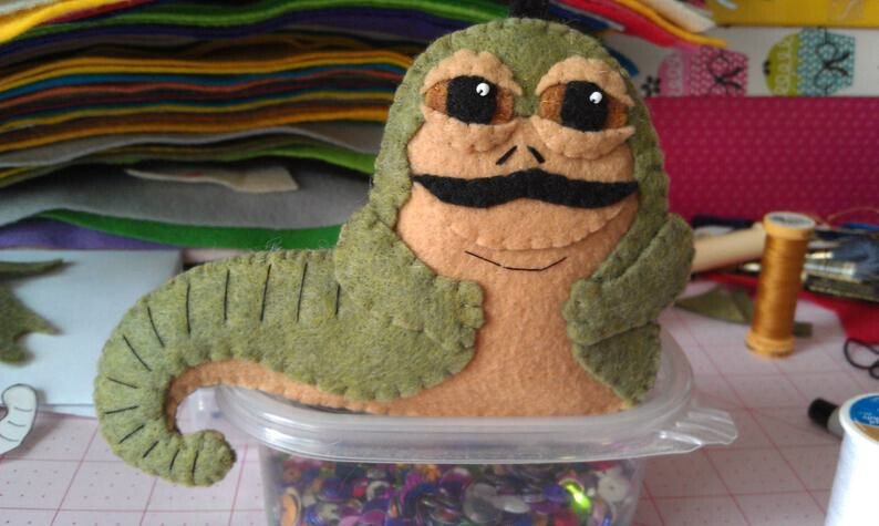 erincheshirecat's tweet photo. This is still one of my personal favorite things that I've sewn 😂😍

#jabbathehutt #StarWars #StarWarsGalaxysEdge https://t.co/VopQipG6aG