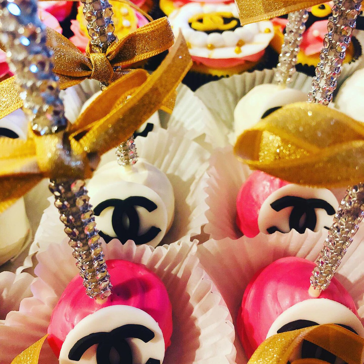 IndianaCakes's tweet photo. Couture Creations! #CHANEL #Cookies #Cupcakes #Cakepops #ChocolateCoveredStrawberries https://t.co/xn125AuYpX
