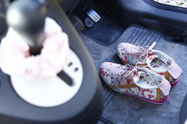 beecar_beecar's tweet photo. マイカーに運転専用の靴を用意している人はいますか? #beecar 人気コンテンツ、マイカーが好きな、#女性ドライバー を紹介するビードライバーでは、運転専用靴を用意している率、高めです🚗👟✨✨✨ #運転 #ドライブ #車好き女子 #マイカー 靴置き場も用意して、車内に運転専用靴を^_^ https://t.co/w9hZAPmOtv