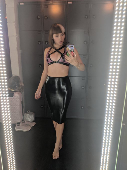 Shiny black purple buckled booty lovin LATEX 🤤 10pm - 11pm NOW Come ring me to get your kicks 😈👣💦 @TeamS66 https://t