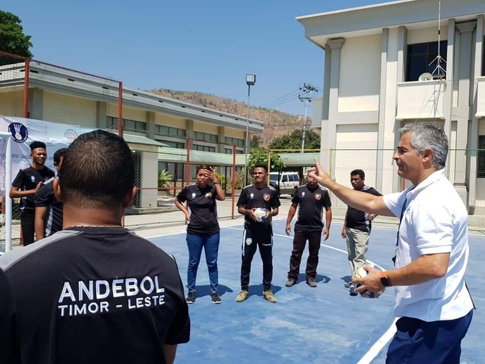 rolfre27's tweet photo. Prosseguiu a formação, mais um dia. Limitações de equipamentos, instalações e acessórios mas muita vontade e esforço de aprender e aplicar o #andebol em #TimorLeste #oandebolestaacimadetudo #olsol #handball https://t.co/eo143dvJll