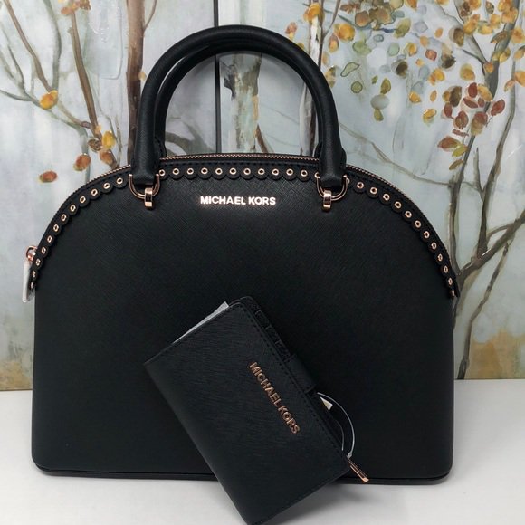 DzzyLily's tweet photo. So good I had to share! Check out all the items I'm loving on @Poshmarkapp #poshmark #fashion #style #shopmycloset #profilebygottex #michaelkors #proclub: https://t.co/2SF1LFOf2w https://t.co/tDxnOJmrvI