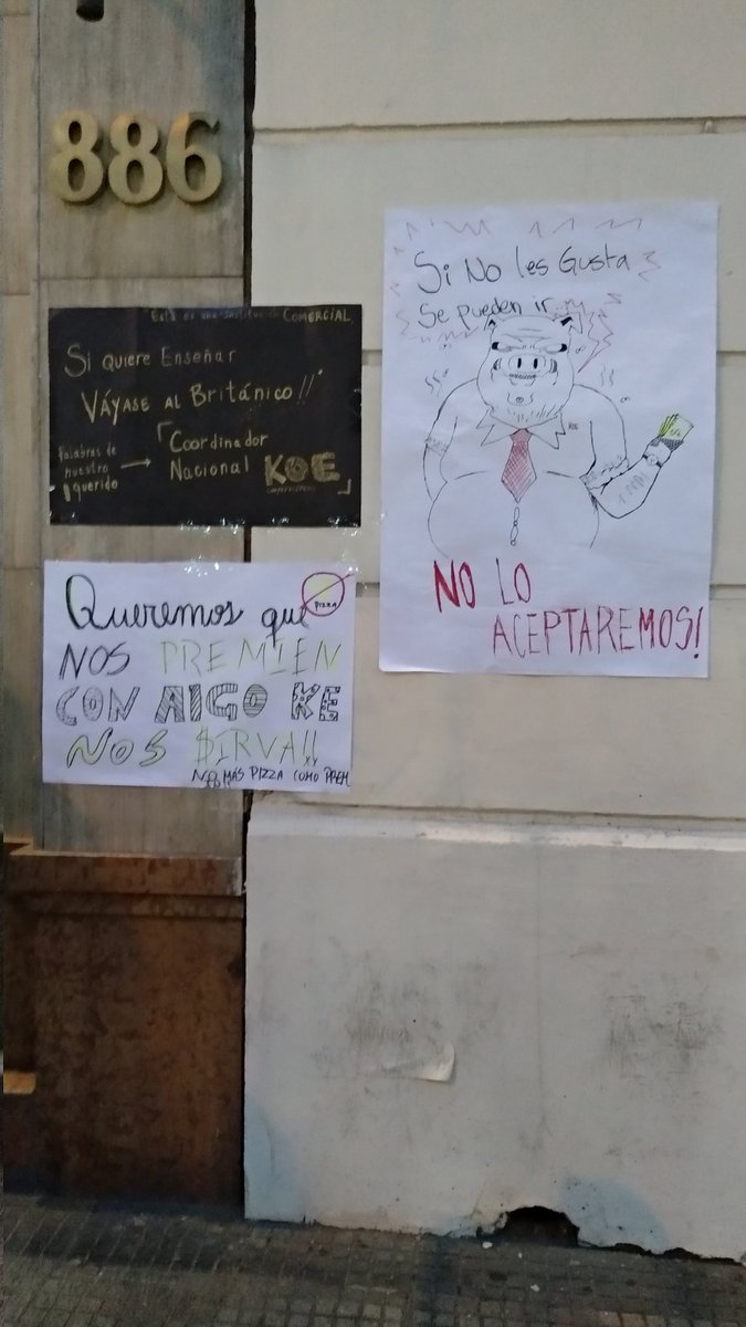 SindicatoKOE's tweet photo. Trabajadores de @KOE_CHILE en huelga. Usuarios se Informan y apoyan a sus profesores y personal que los atiende dia tras dia. #koeChile #KOEenHuelga @rvfradiopopular #RT #TratoJusto @elmostrador @El_dinamoo #7modia #NonStop https://t.co/SQMoxWdkvV