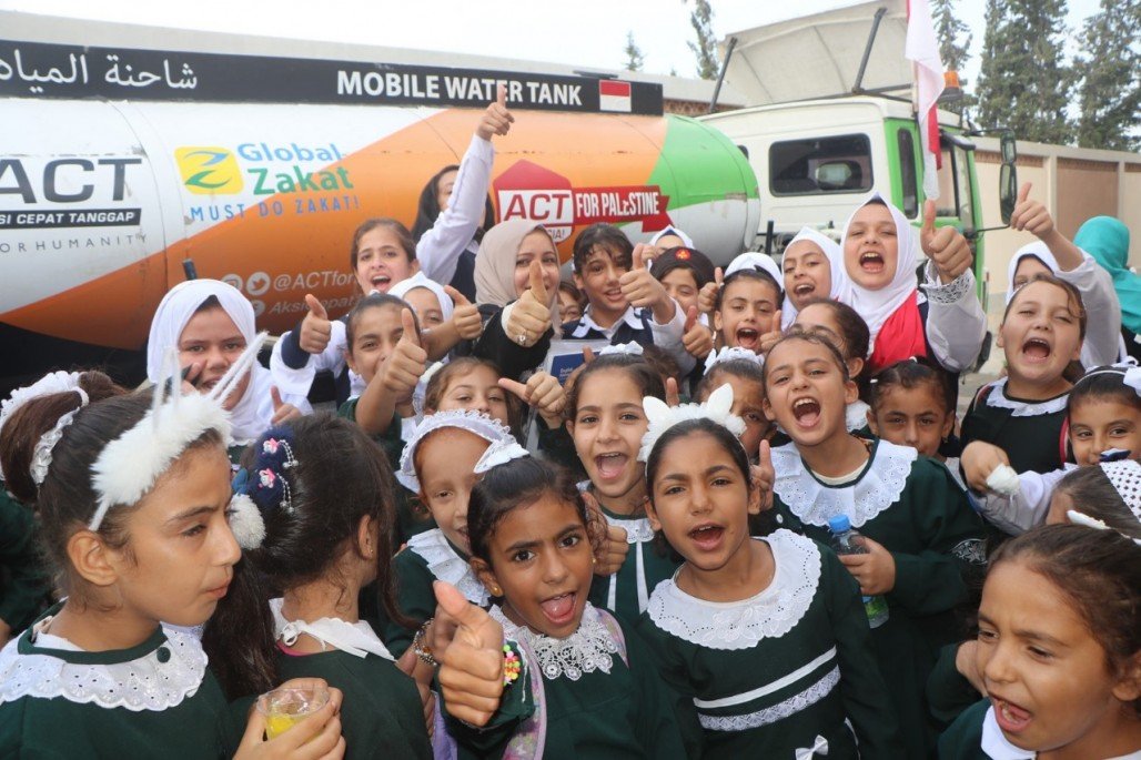 ACT_SulSel's tweet photo. Humanity Water Tank Suplai Air Bersih untuk Siswa di Palestina. Musim panas ini ternyata tidak diikuti dengan persediaan air bersih untuk menunjang aktivitas siswa dan guru di sekolah. https://t.co/xjPIrBiBL4 #MustDoZakat
#DermawanBerzakat #Zakat https://t.co/uH2cEad8ZI