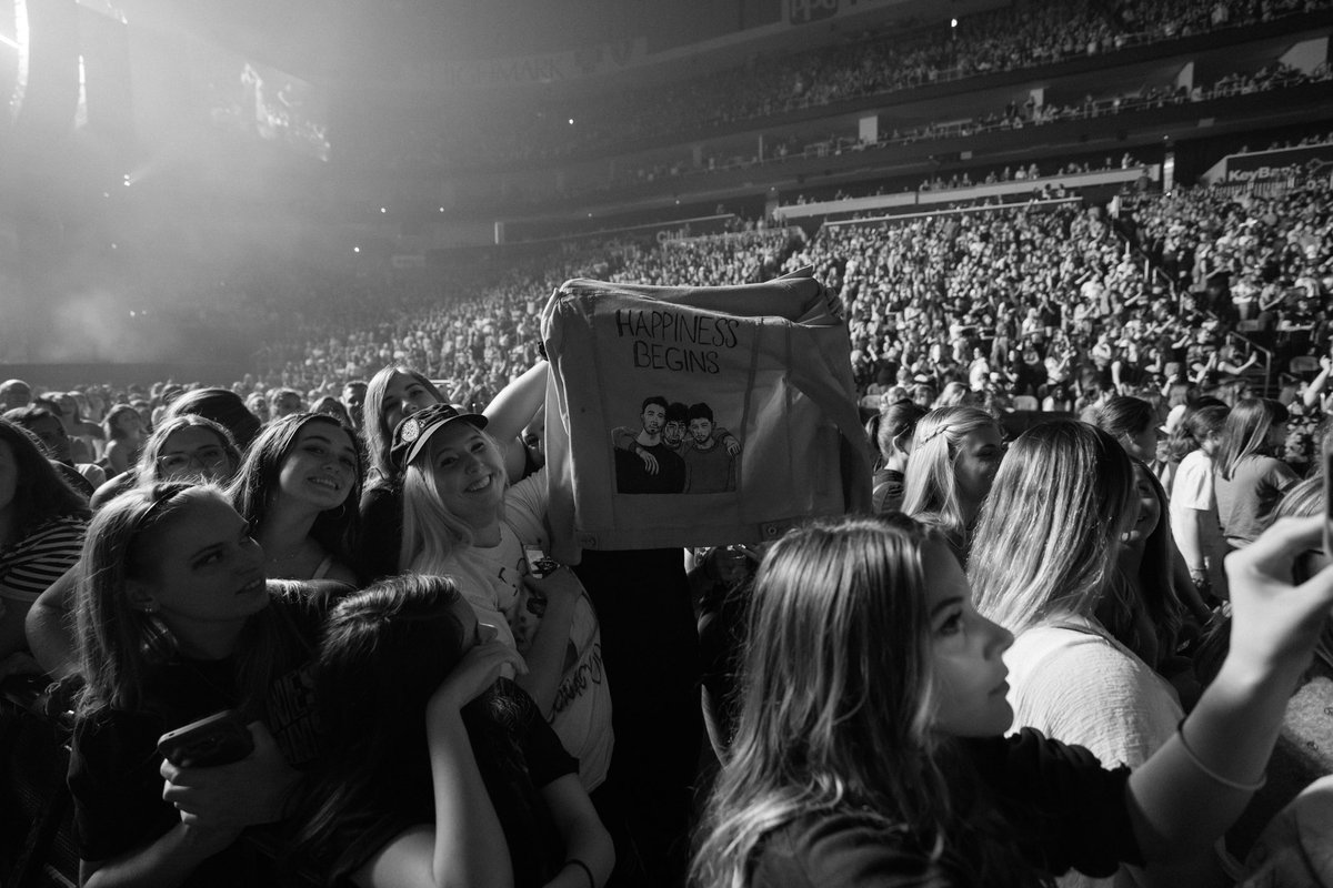 jonasbrothers's tweet image. Pittsburgh!! #HappinessBeginsTour