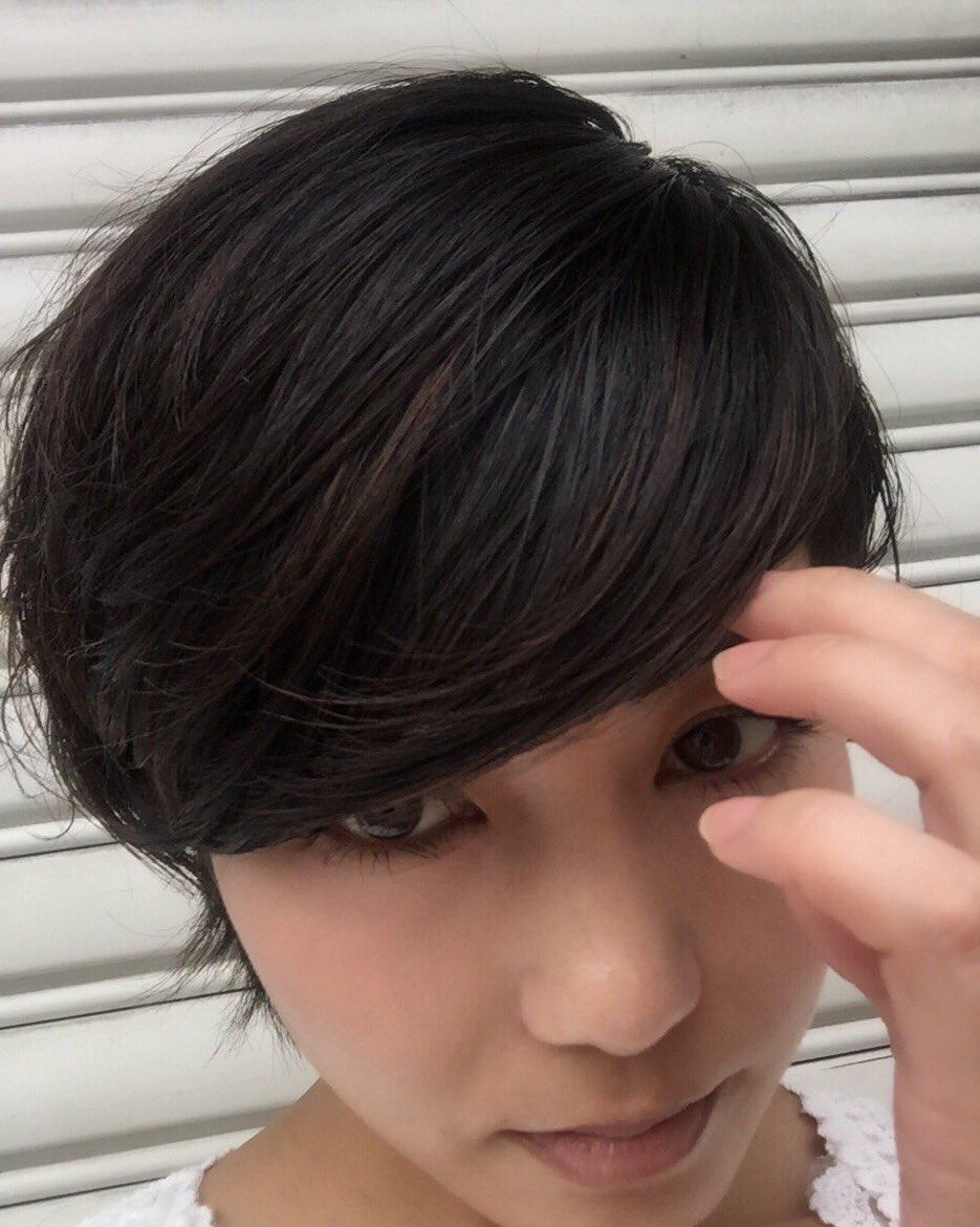 白石涼子 シュッと見える角度 でもすぐ前髪分かれちゃって 変に穴が開いたみたいにおでこ見えちゃうから 下ろす場合は固めないとダメっぽいです