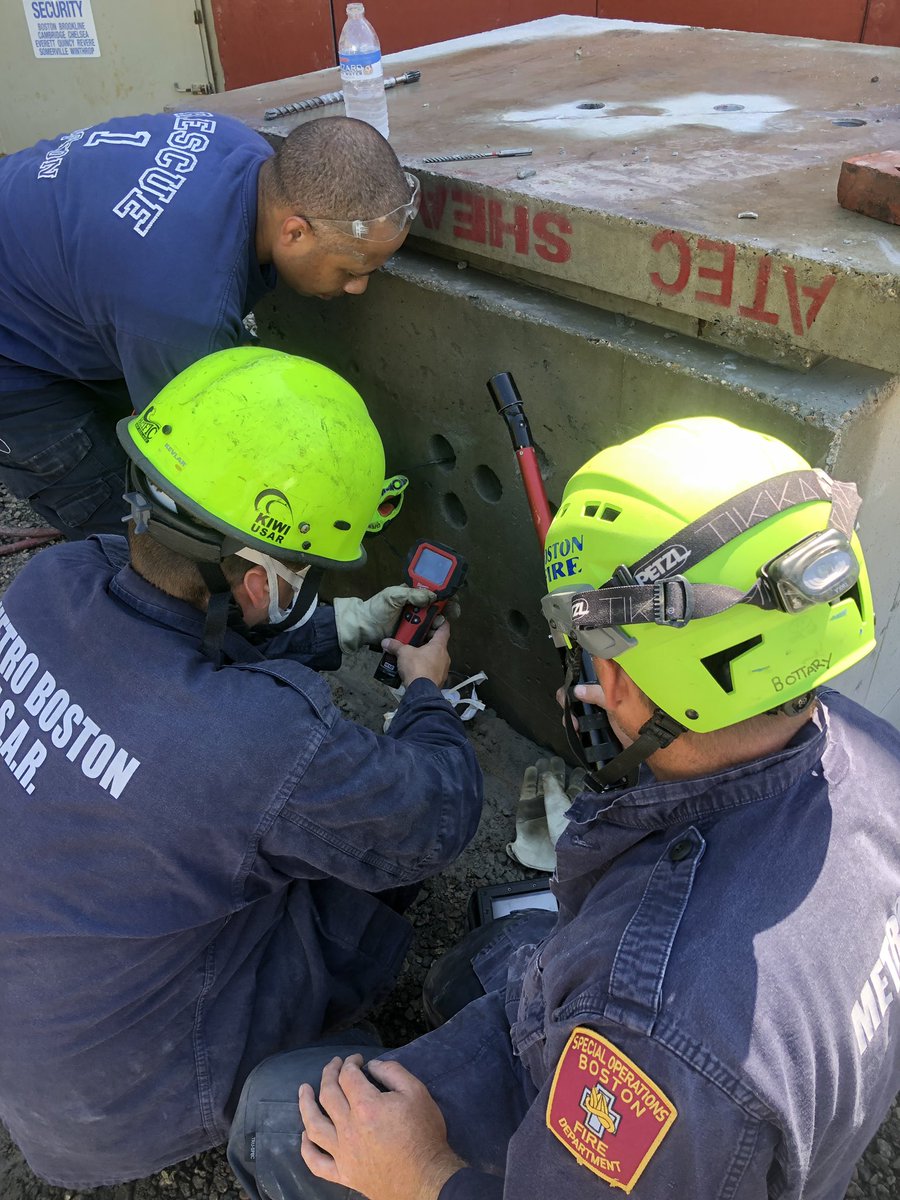 BostonFireTR's tweet image. A little Breaking and Breeching for Division 1