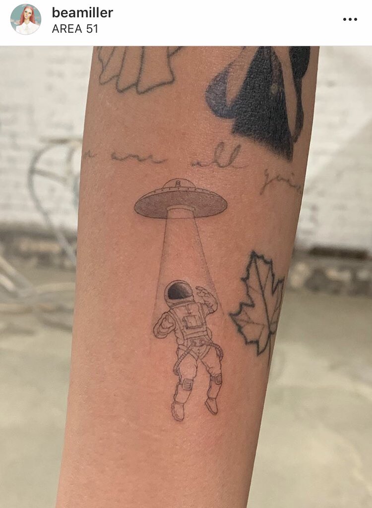 tattoo #31 se lo hizo en su brazo derecho el 29.07.19. los fans dicen que está relacionado a su nueva era “sunsets in outerspace” pero bea no confirmó su significado todavía, de todas formas, ella siempre dijo que amaba el espacio exterior y hasta cree en los aliens.