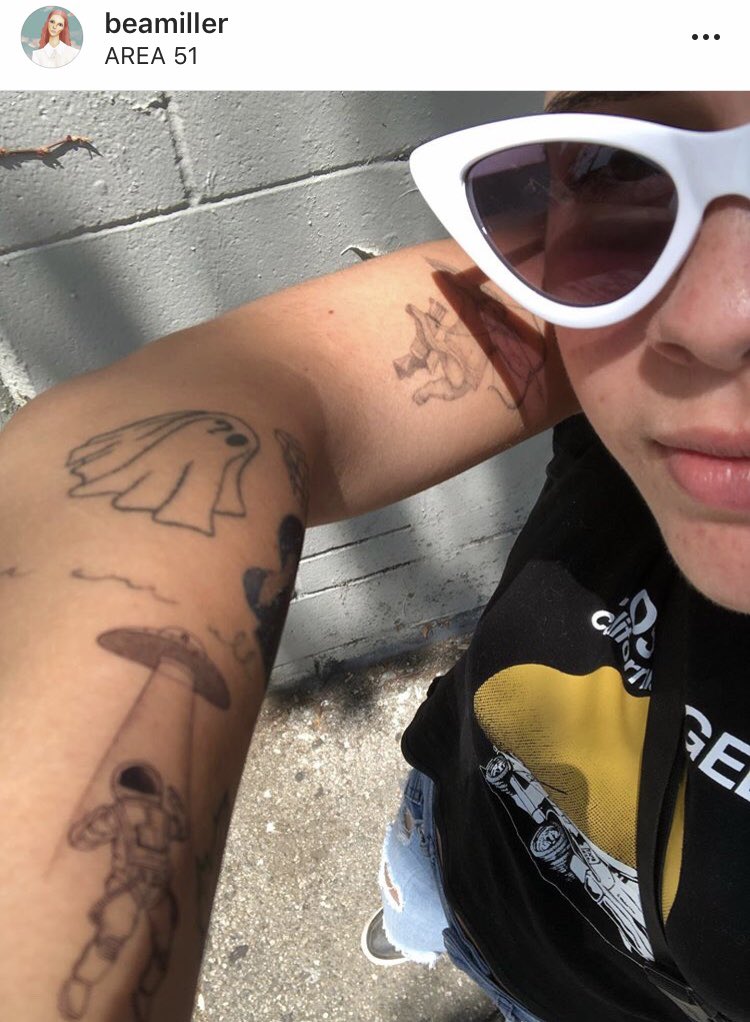 tattoo #31 se lo hizo en su brazo derecho el 29.07.19. los fans dicen que está relacionado a su nueva era “sunsets in outerspace” pero bea no confirmó su significado todavía, de todas formas, ella siempre dijo que amaba el espacio exterior y hasta cree en los aliens.