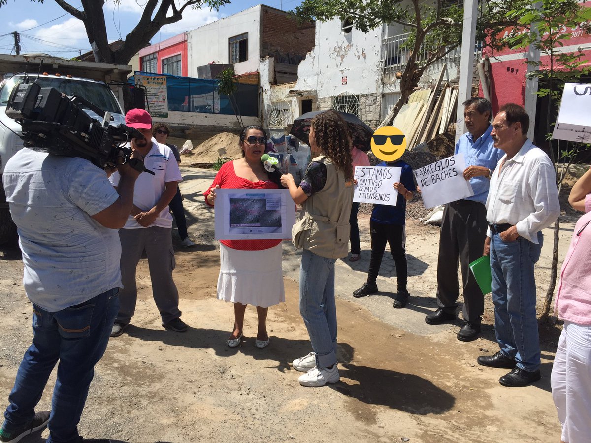 SeattleColonia's tweet photo. Las y los habitantes de la Colonia Seattle en Zapopan, agradecemos a @SaraLeosA @julio_rios @yoCelia @joseangelgtz @Gabriel_TorresE @belenzapatam @sonia_ssi y el equipo de @CANAL44TV @RadioUdeG por su tiempo y apoyo para visibilizar la pésima situación en la que estamos. https://t.co/mtgxaGAmtp