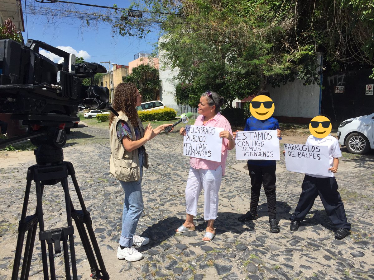SeattleColonia's tweet photo. Las y los habitantes de la Colonia Seattle en Zapopan, agradecemos a @SaraLeosA @julio_rios @yoCelia @joseangelgtz @Gabriel_TorresE @belenzapatam @sonia_ssi y el equipo de @CANAL44TV @RadioUdeG por su tiempo y apoyo para visibilizar la pésima situación en la que estamos. https://t.co/mtgxaGAmtp