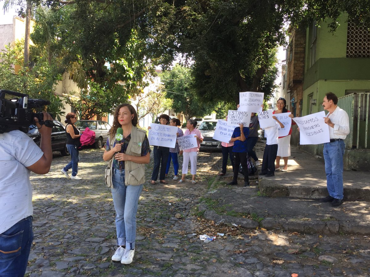 SeattleColonia's tweet photo. Las y los habitantes de la Colonia Seattle en Zapopan, agradecemos a @SaraLeosA @julio_rios @yoCelia @joseangelgtz @Gabriel_TorresE @belenzapatam @sonia_ssi y el equipo de @CANAL44TV @RadioUdeG por su tiempo y apoyo para visibilizar la pésima situación en la que estamos. https://t.co/mtgxaGAmtp
