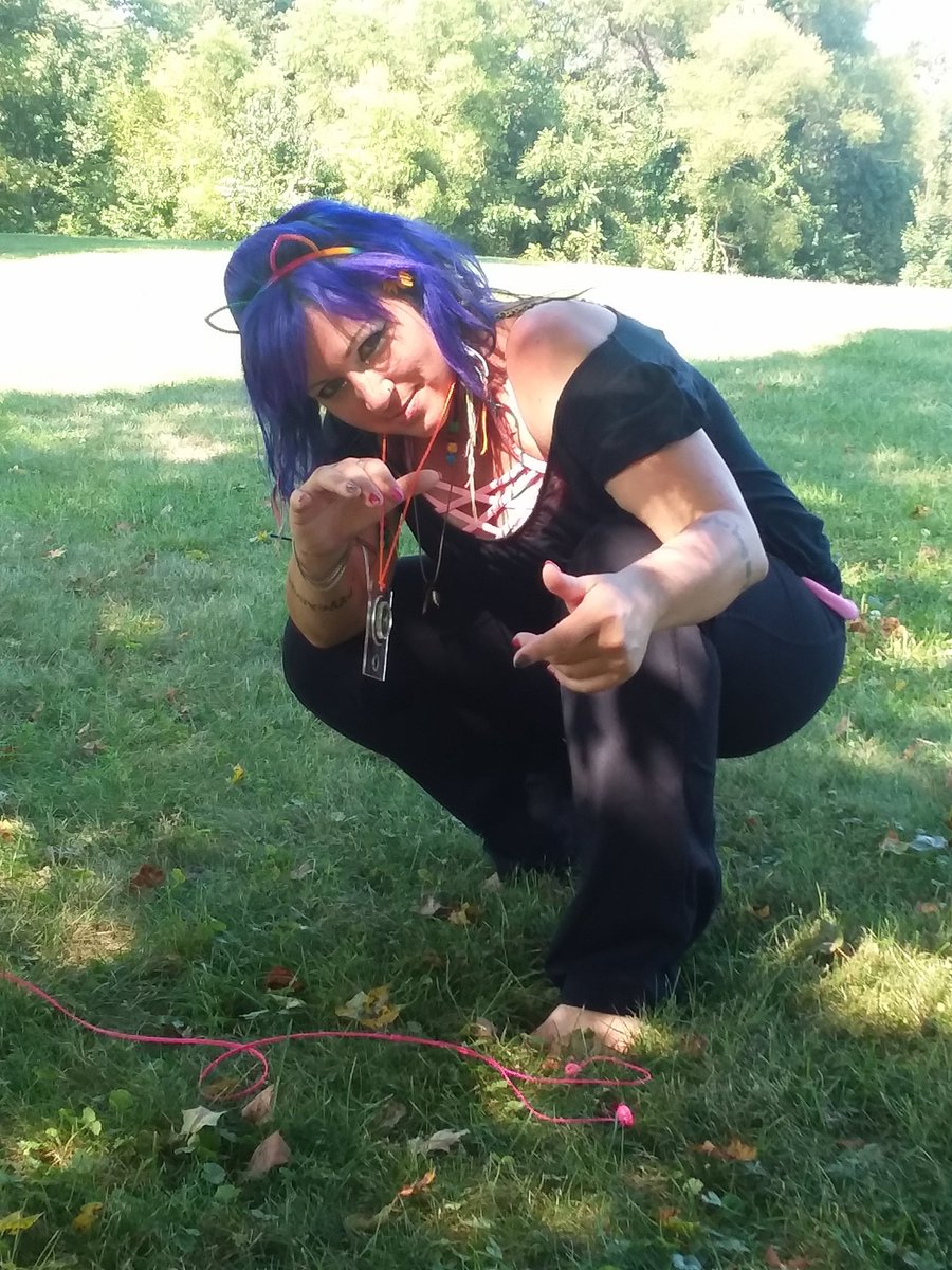 IamSaira_B's tweet photo. #PrisonPose with my compass necklace. #BitchImLOST 😂😂😂😬😬😬🤘😎 https://t.co/fDtuCANB2r