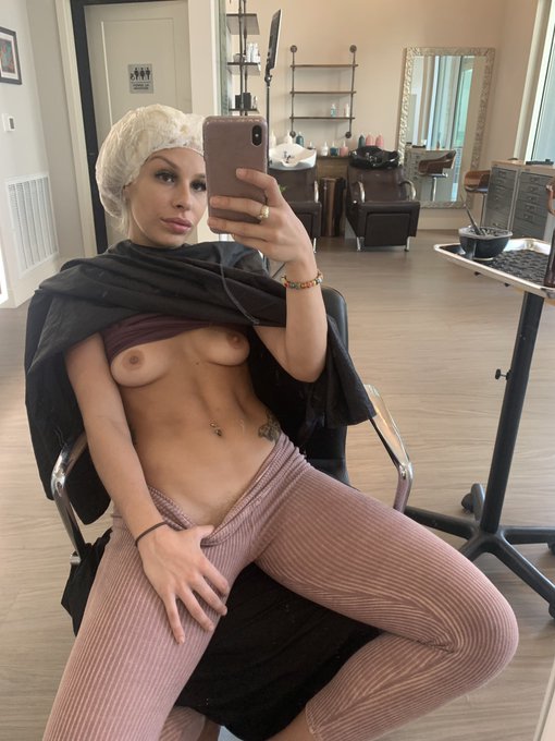 My hair stylist lets me thot in peace 🔥 https://t.co/lMuykP5zN6